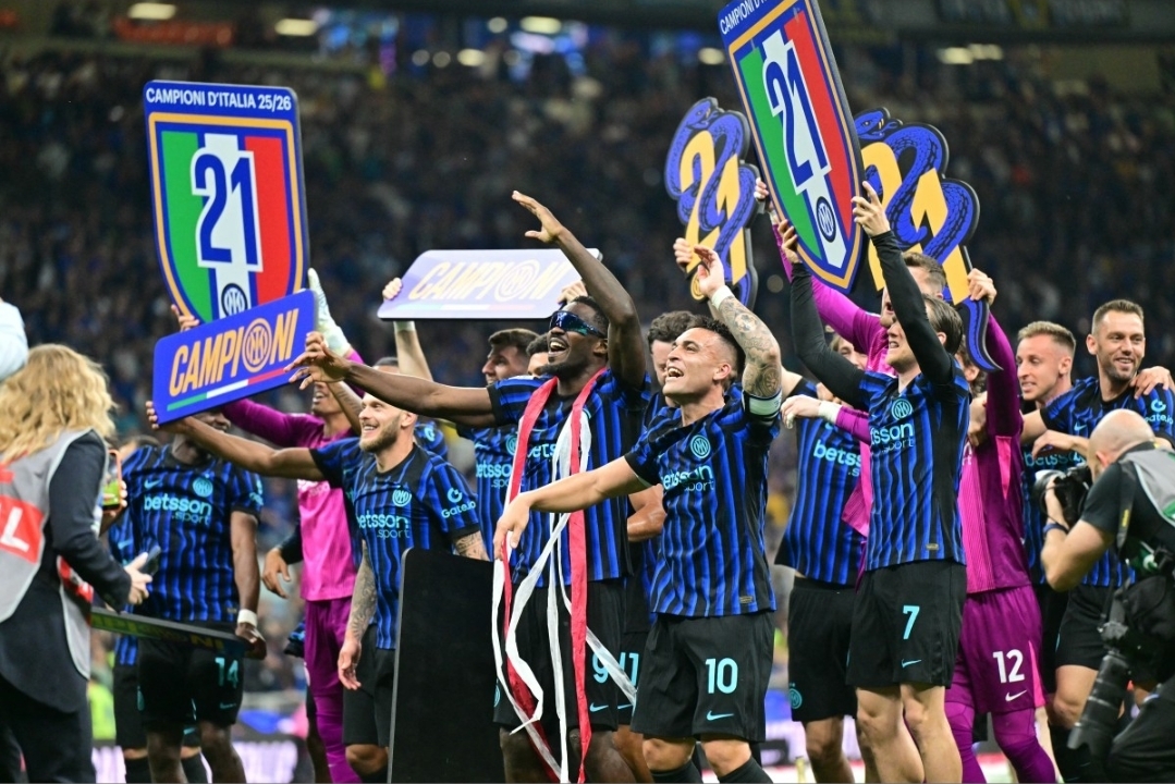 scudetto-i-21-te-per-interin-tifozet-ndezin-festen-me-mesazhin-enigmatik-14-dhe-7