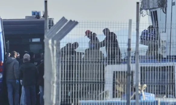 be-ja-pritet-te-mbeshtese-“qendrat-e-kthimit”-ne-goditjen-me-te-ashper-ndaj-migracionit
