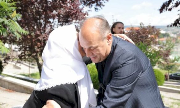 hoxhaj-ben-homazhe-per-mentor-krasniqin-ne-suhareke