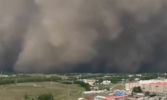 skena-apokaliptike,-nje-“mur-i-madh-pluhuri”-perfshin-qytetin-ne-kine-(video)