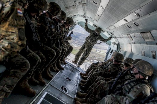 KFOR i stërvitet me helikopterë në Pejë