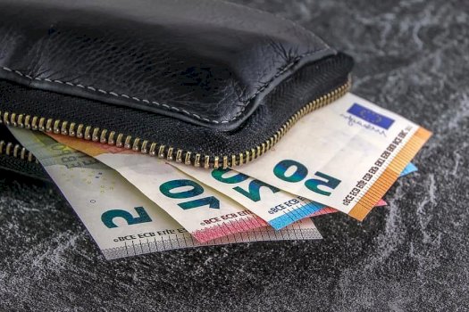 qytetari-gjen-kuleten-me-para-dhe-telefonin-e-humbur,-i-dorezon-ne-polici