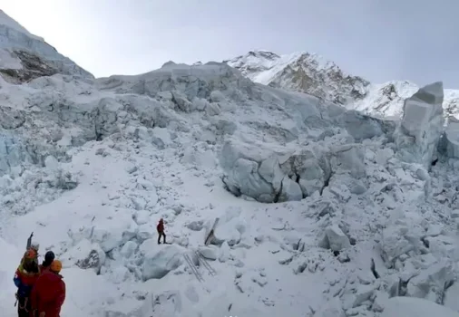 mrekulli-ne-everest,-udherrefyesi-gjendet-i-gjalle-pas-gati-nje-jave-ne-shpatet-e-malit-me-te-larte-ne-bote