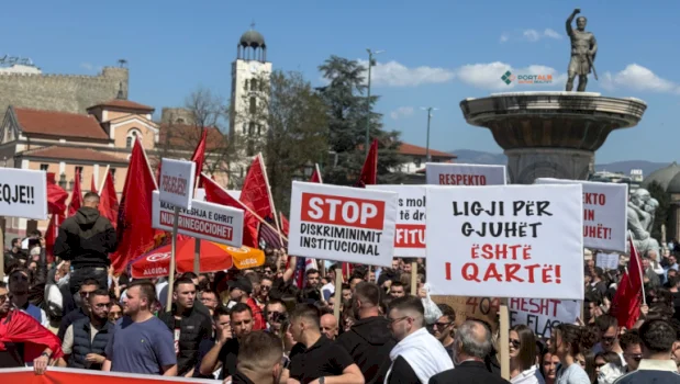 perdorimi-i-shqipes-ne-provimet-shteterore,-studentet-protestojne-sot-ne-prishtine