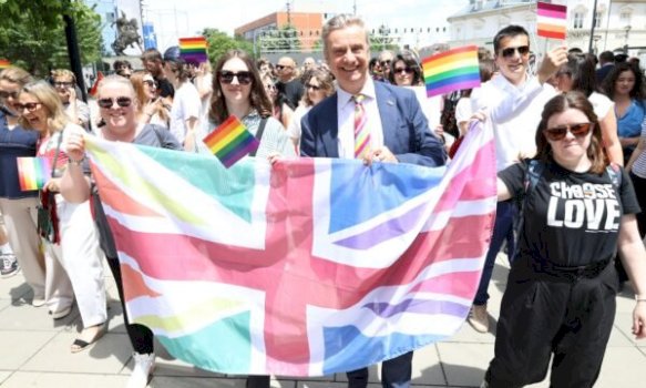 ambasadori-britanik-merr-pjese-ne-paraden-e-krenarise:-mbeshtesim-palekundur-te-drejtat-e-njeriut