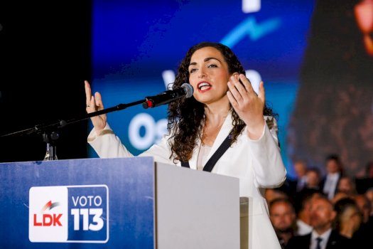 vjosa-osmani-zotohet-per-mbeshtetje-ndaj-grave:-e-ardhmja-do-te-shkruhet-pikerisht-nga-grate-e-saj
