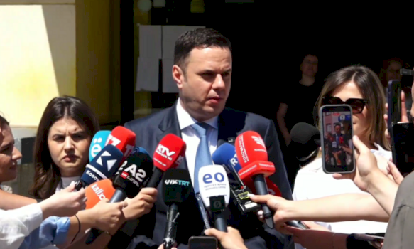 abdixhiku-voton-me-bashkeshorten:-sot-vendoset-fati-i-republikes,-pres-pjesemarrje-masive-te-popullit