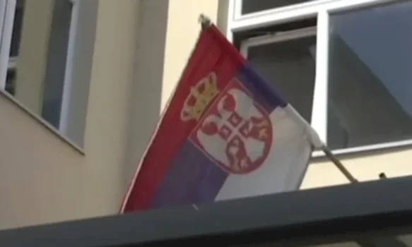 largohet-flamuri-serb-nga-qendra-e-votimit-ne-gorazhdec-te-pejes