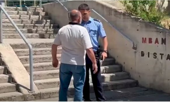raportohet-se-nje-qytetar-e-ka-shqyer-fletevotimin-ne-shkollen-“ismail-qemali”,-shoqerohet-ne-polici