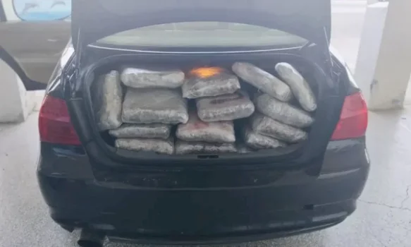 Kapen pranë kufirit greko shqiptar 110 kg marijuanë të fshehura në bagazhin e makinës  arrestohet 43 vjeçari turk