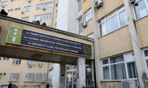 Fëmijë 5-vjeçar nga Gostivari helmohet me barna, transportohet në Shkup
