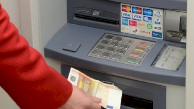 azemi-u-drejtohet-kurtit-e-muratit:-kur-do-te-shperndahen-100-eurot-per-punetoret-e-sektorit-privat?