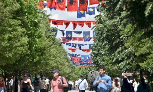 prishtina-dekorohet-me-flamuj,-gati-per-festen-e-dites-se-clirimit