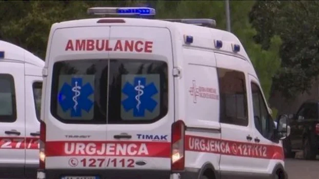 bie-nga-ballkoni-nje-grua-ne-vlore,-dergohet-per-trajtim-ne-spital