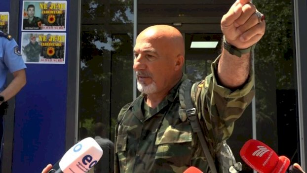 Veterani i UÇK-së Agim Pllashniku proteston para Qeverisë: "Ne jemi çlirimtarë, jo zullumqarë"
