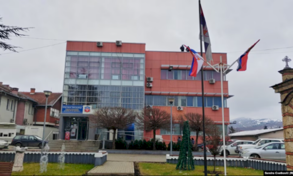 lirohen-nga-paraburgimi-drejtoret-e-institucioneve-serbe-ne-kosove