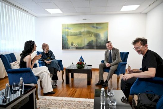 Kryeministri Albin Kurti takon shkrimtarët dhe kuratorët Hicks dhe Vergès në Prishtinë
