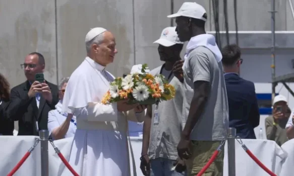 papa-leo-viziton-ishujt-kanarie-per-te-nxjerre-ne-pah-udhetimet-e-rrezikshme-te-emigranteve