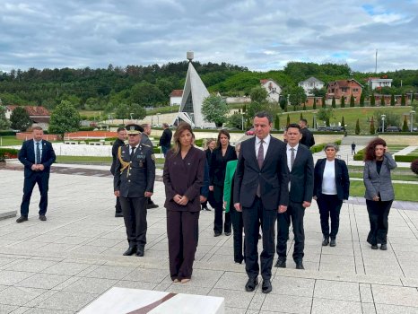 Haxhiu dhe Kurti bëjnë homazhe në Kompleksi Memorial Adem Jashari për 27-vjetorin e Çlirimit të Kosovës
