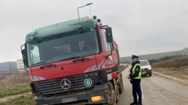 gjilan:-inspektoret-shqiptojne-gjoba-per-kompanite,-kamionet-e-se-cilave-ndoten-rruget-me-beton