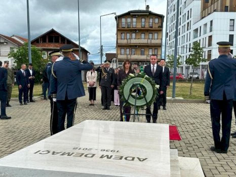 27-vjetori-i-clirimit-te-kosoves,-haxhiu-e-kurti-nderojne-veprimtarin-adem-demaci