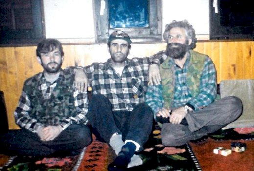“sa-here-te-kujtohet-prekazi,-do-te-kujtohet-edhe-sahit-jashari”-–-publikohet-fotografia-e-rralle-e-rexhep-selimit-me-adem-dhe-sahit-jasharin