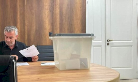 artan-abazi-nuk-merr-votat-e-nevojshme-per-zevendeskryesues-te-kgjk-se-ne-raundin-e-pare