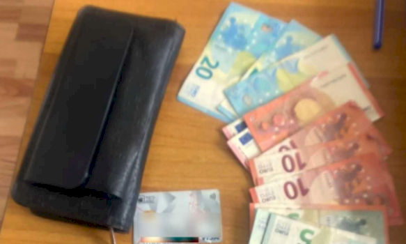 qytetarja-gjen-portofolin-me-para-dhe-dokumente-ne-viti,-e-dorezon-ne-polici