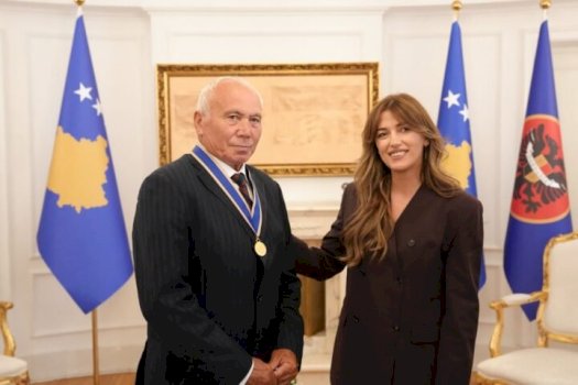 ud.presidentja-albulena-haxhiu-dekoron-komandantin-adem-shehi-me-“urdhrin-e-lirise”-ne-diten-e-clirimit