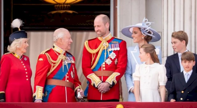 mbreti-charles-shenon-ditelindjen-me-ceremoni-mbreterore-dhe-parade-ushtarake
