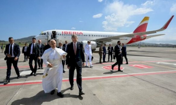 mbreti-i-spanjes-i-del-ne-ndihme-papa-leos-pas-prishjes-se-aeroplanit-me-te-cilin-planifikohej-te-fluturonte