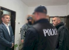 dalin-pamje-nga-operacioni-gjate-te-cilit-u-arrestuan-5-persona-te-dyshuar-per-krime-lufte