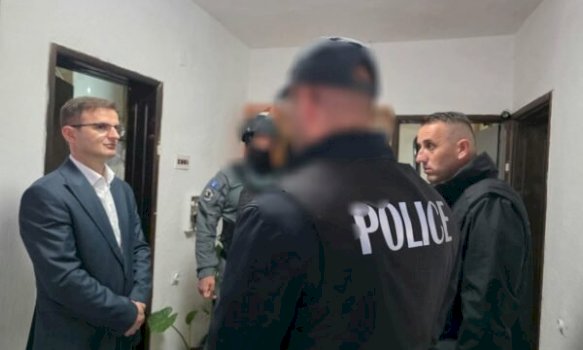 dalin-pamje-nga-operacioni-gjate-te-cilit-u-arrestuan-5-persona-te-dyshuar-per-krime-lufte