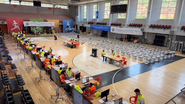 vazhdon-numerimi-i-votave-me-poste-–-kqz:-vleresimi-i-pakove-te-ardhura-me-fletevotime-permbyllet-sot