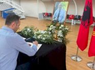 konjufca-shkon-per-ngushellime-ne-familjen-jashari:-sahiti-do-te-mbetet-ne-kujtesen-e-kombit