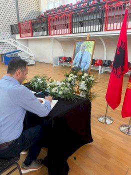 konjufca-shkon-per-ngushellime-ne-familjen-jashari:-sahiti-do-te-mbetet-ne-kujtesen-e-kombit