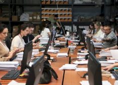 perfundon-vleresimi-i-pakove-nga-votimi-me-poste,-aprovohen-mbi-82-mije