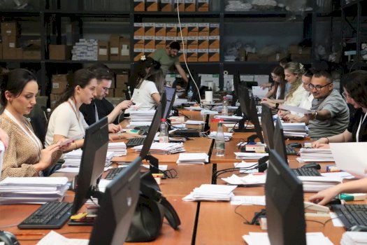 perfundon-vleresimi-i-pakove-nga-votimi-me-poste,-aprovohen-mbi-82-mije