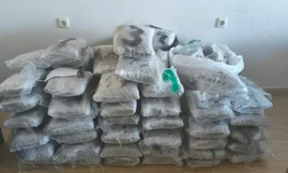 sekuestrohen-96-kilograme-kanabis-ne-kufirin-greko-shqiptar,-dyshohet-se-u-trafikua-nga-saranda