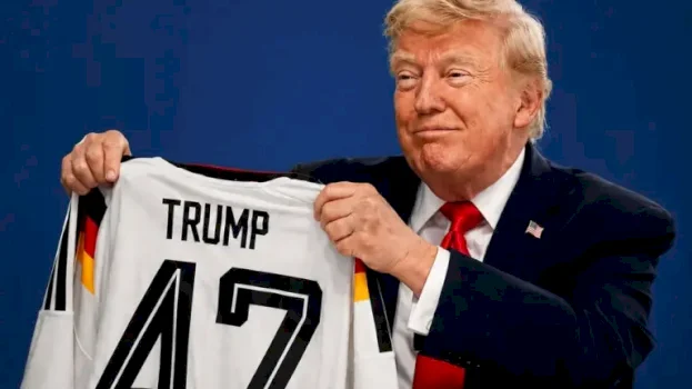 trump-merr-dhurate-nga-kancelari-gjerman-–-fanelle-me-emrin-e-tij-dhe-numrin-47