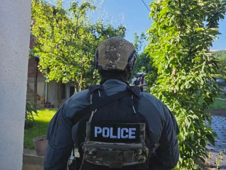 konfiskohen-arme-ne-mitrovice-e-skenderaj,-shoqerohen-ne-polici-2-persona