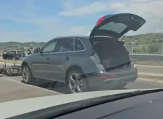 aksident-mes-nje-veture-dhe-nje-motociklete-ne-rrugen-vlore-panaja,-ka-te-lenduar