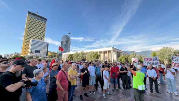dita-e-17-te-e-protestes-ne-tirane,-qytetaret-nisin-marshimin-ne-bulevardin-‘deshmoret-e-kombit’
