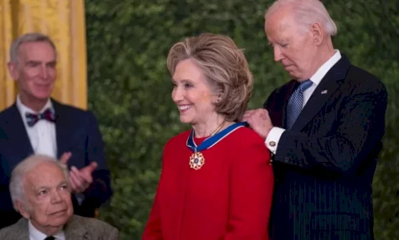 clinton:-biden-beri-nje-gabim-te-tmerrshem-duke-kandiduar,-kushdo-tjeter-do-ta-kishte-mundur-trumpin