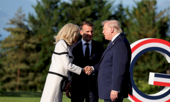 pamje-e-sikletshme-nga-samiti-ne-france,-trump-nuk-ia-leshon-​​doren-brigitte-macron
