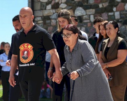  Dorë për dore me nënën Rukë    Ramush Haradinaj bën homazhe të varri i babait