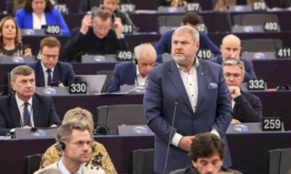 Kalon me shumicë votash raporti i Terras për Kosovën në Parlament Evropian