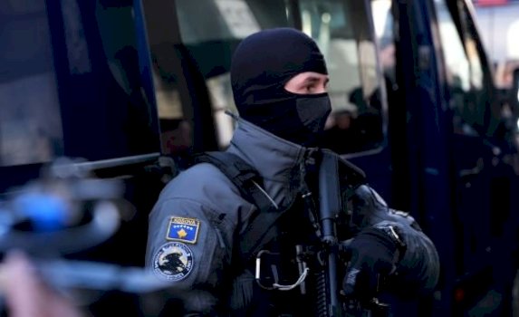 operacioni-i-policise-ne-prishtine,-gjilan-e-prizren-ku-u-arrestuan-3-zyrtaret-–-sekuestrohen-mijera-euro,-veture-e-arme