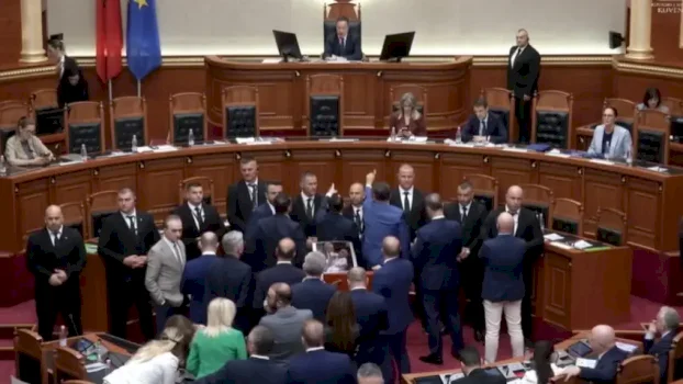 seanca-vazhdon-me-tensione,-deputetet-e-pd-bllokojne-foltoren,-peleshi-e-nderpret-per-here-te-trete:-pushim-nje-ore