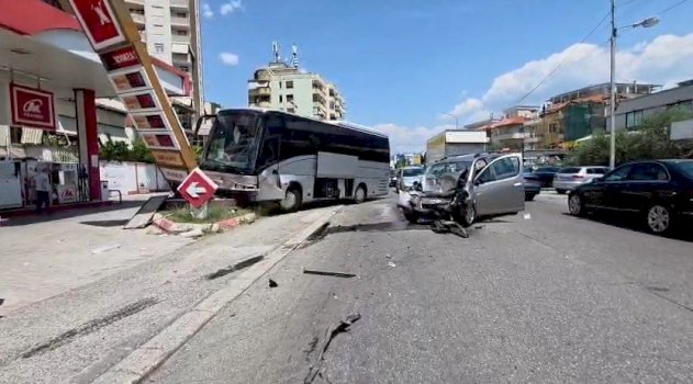 aksident-i-rende-ne-hyrje-te-elbasanit,-autobusi-me-femije-perplaset-me-makinen-perfundon-ne-nje-pike-karburanti